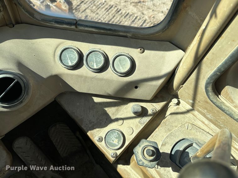 image for item DR7470 1992 Caterpillar 815B  landfill compactor