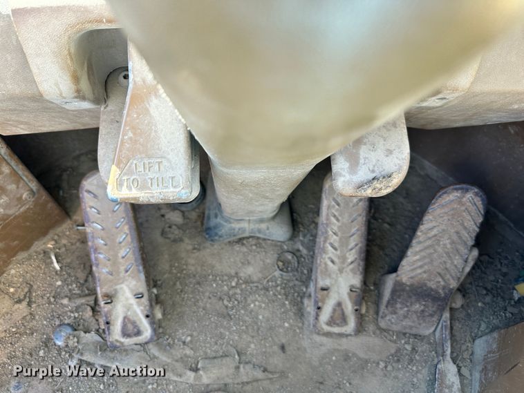 image for item DR7470 1992 Caterpillar 815B  landfill compactor