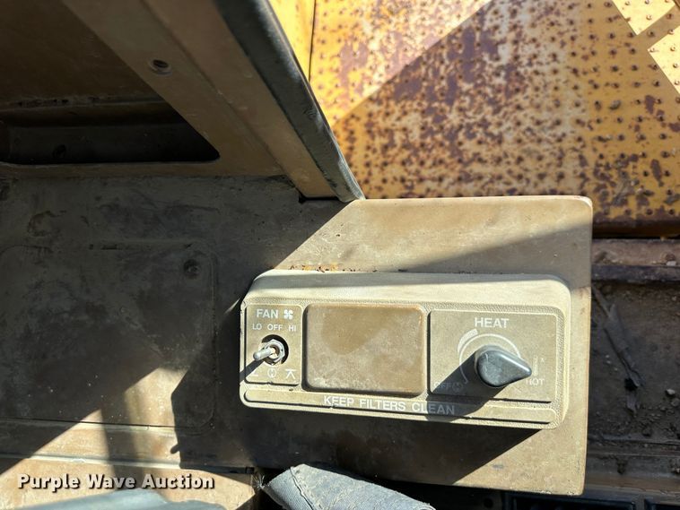 image for item DR7470 1992 Caterpillar 815B  landfill compactor