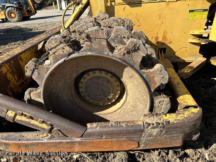 image for item DR7470 1992 Caterpillar 815B  landfill compactor