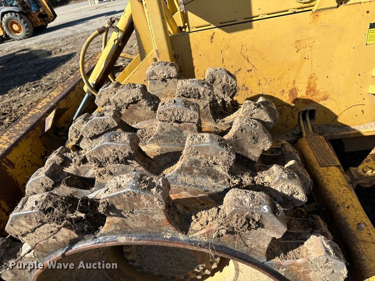 image for item DR7470 1992 Caterpillar 815B  landfill compactor