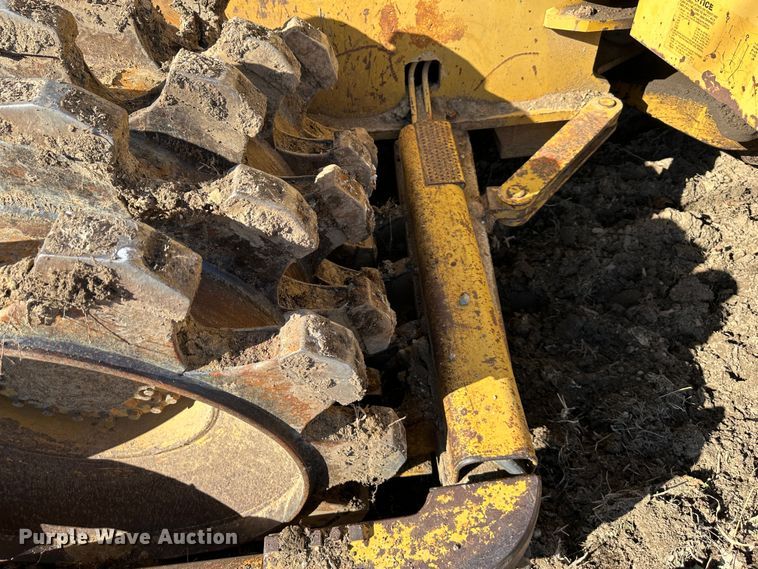 image for item DR7470 1992 Caterpillar 815B  landfill compactor