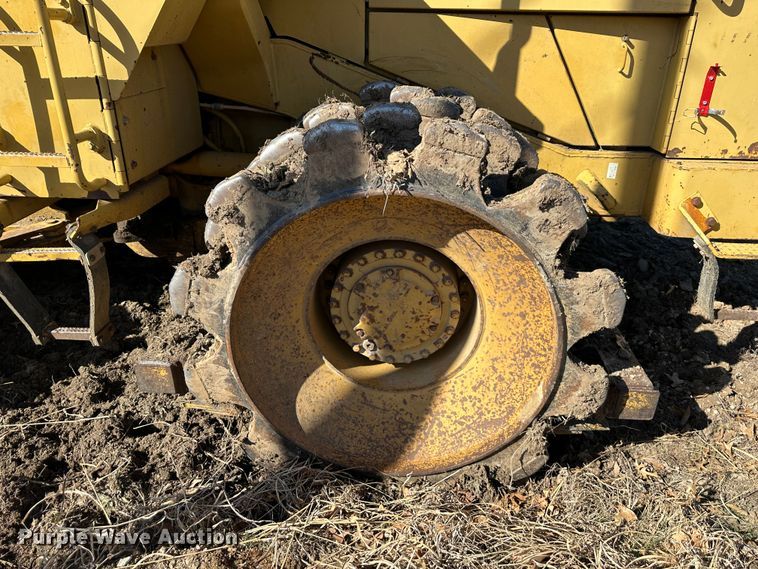 image for item DR7470 1992 Caterpillar 815B  landfill compactor