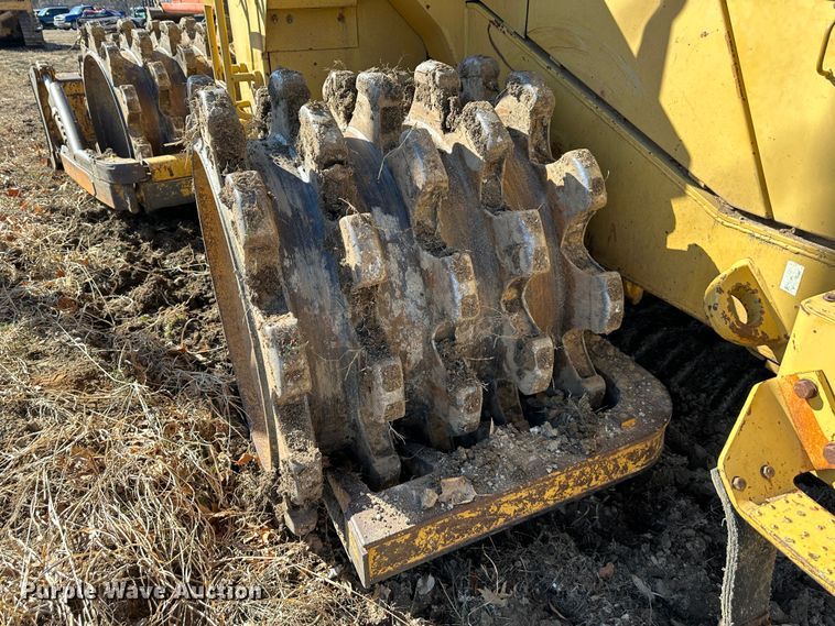 image for item DR7470 1992 Caterpillar 815B  landfill compactor