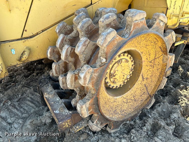 image for item DR7470 1992 Caterpillar 815B  landfill compactor