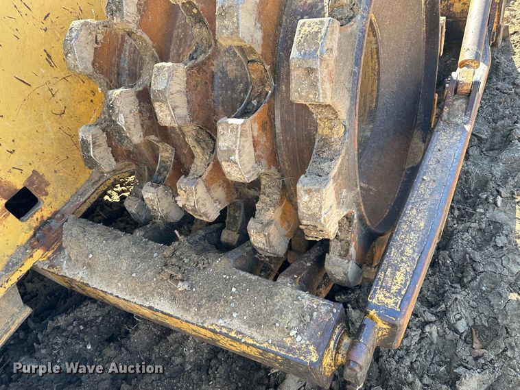 image for item DR7470 1992 Caterpillar 815B  landfill compactor