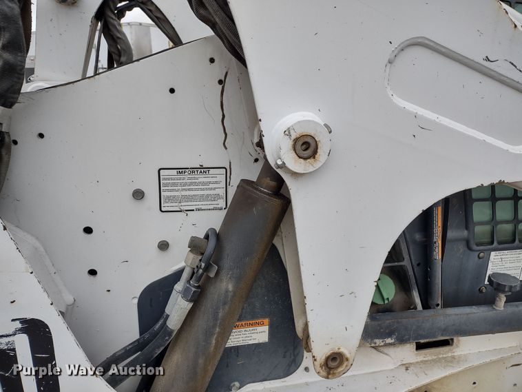 image for item DR8186 2007 Bobcat S300  skid steer loader