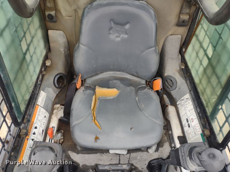 image for item DR8186 2007 Bobcat S300  skid steer loader