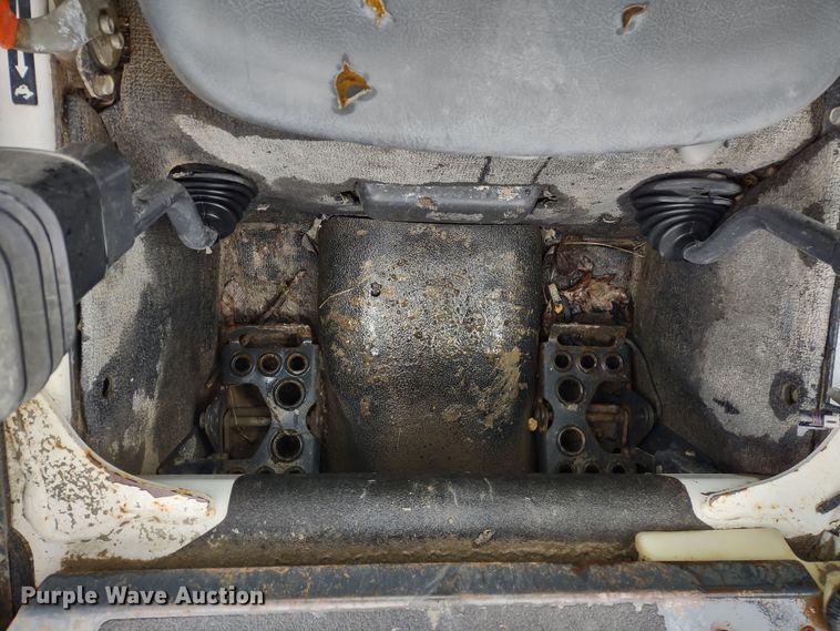 image for item DR8186 2007 Bobcat S300  skid steer loader