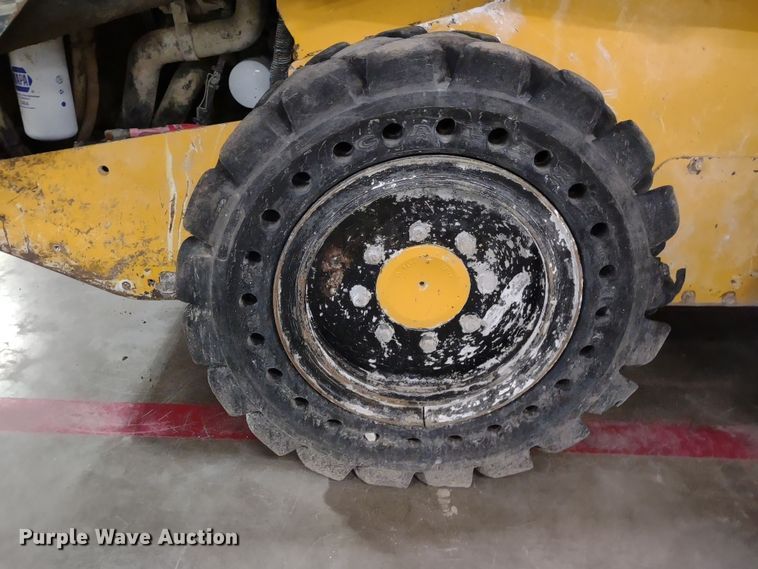 image for item DR8241 2011 John Deere 318D  skid steer loader