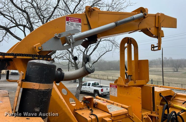 image for item DS2808 2015 Bandit 990XP  wood chipper