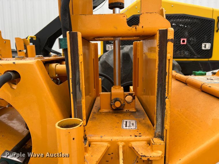 image for item DS2808 2015 Bandit 990XP  wood chipper