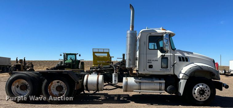image for item GP9608 2009 Mack GU713  semi truck