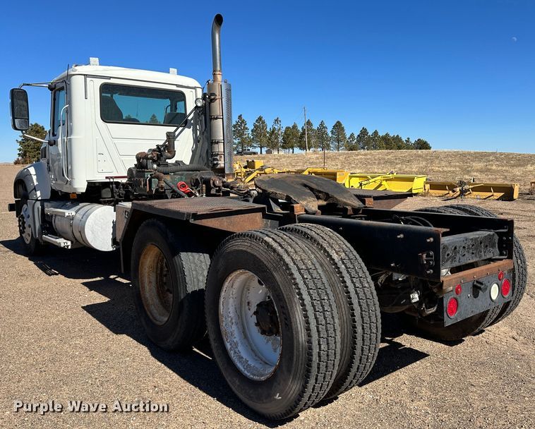 image for item GP9608 2009 Mack GU713  semi truck