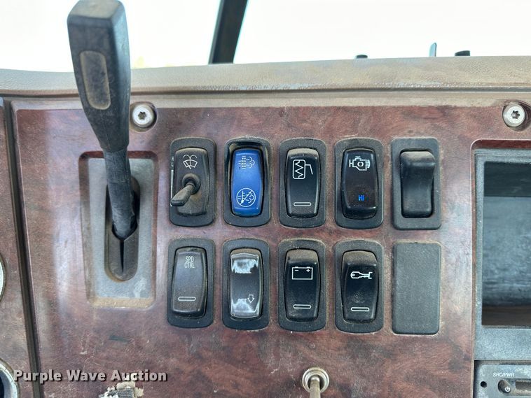 image for item GP9608 2009 Mack GU713  semi truck