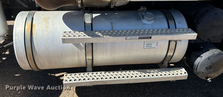 image for item GP9608 2009 Mack GU713  semi truck