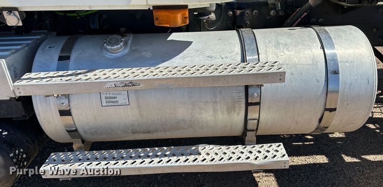 image for item GP9608 2009 Mack GU713  semi truck