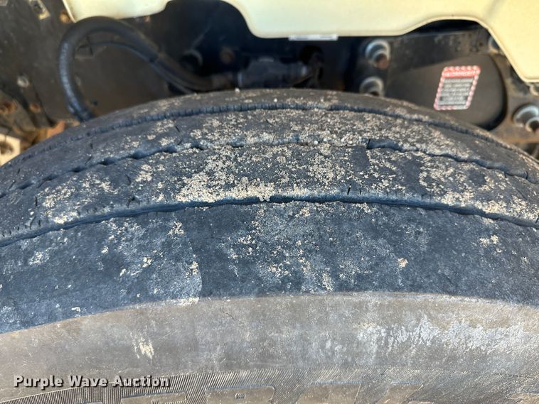 image for item GP9608 2009 Mack GU713  semi truck