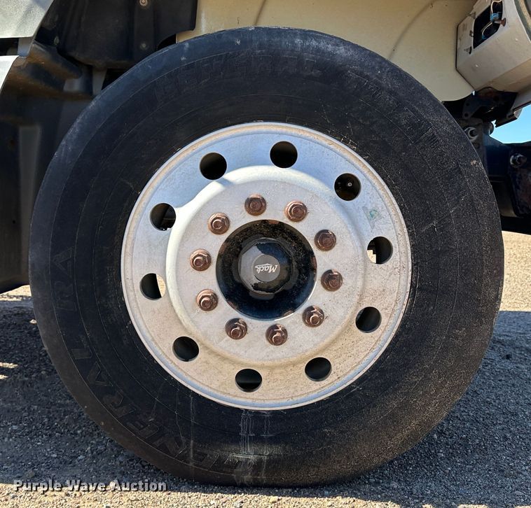 image for item GP9608 2009 Mack GU713  semi truck