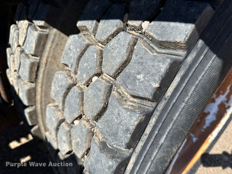 image for item GP9608 2009 Mack GU713  semi truck