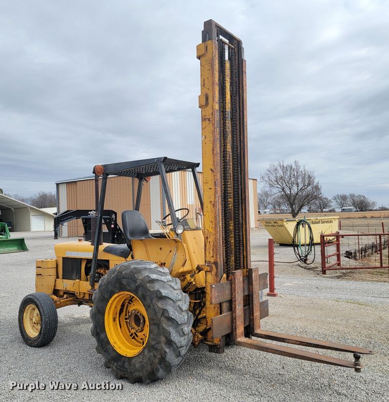 image for item HG9427 John Deere 380-D  forklift