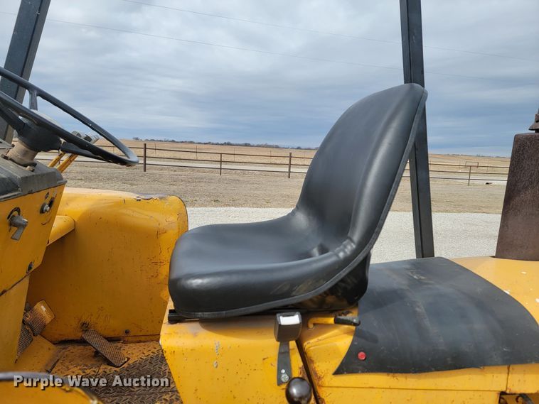 image for item HG9427 John Deere 380-D  forklift