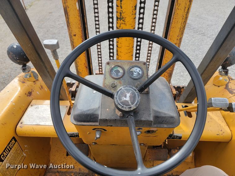 image for item HG9427 John Deere 380-D  forklift