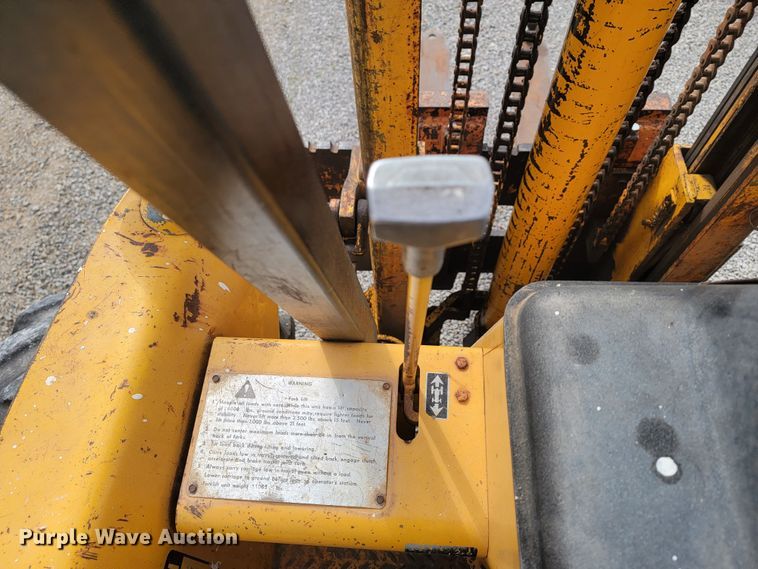 image for item HG9427 John Deere 380-D  forklift