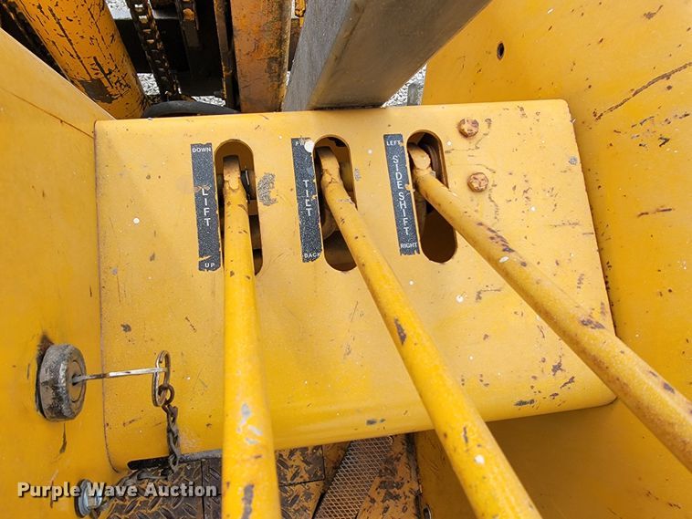 image for item HG9427 John Deere 380-D  forklift