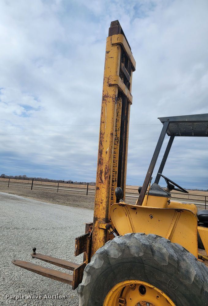 image for item HG9427 John Deere 380-D  forklift