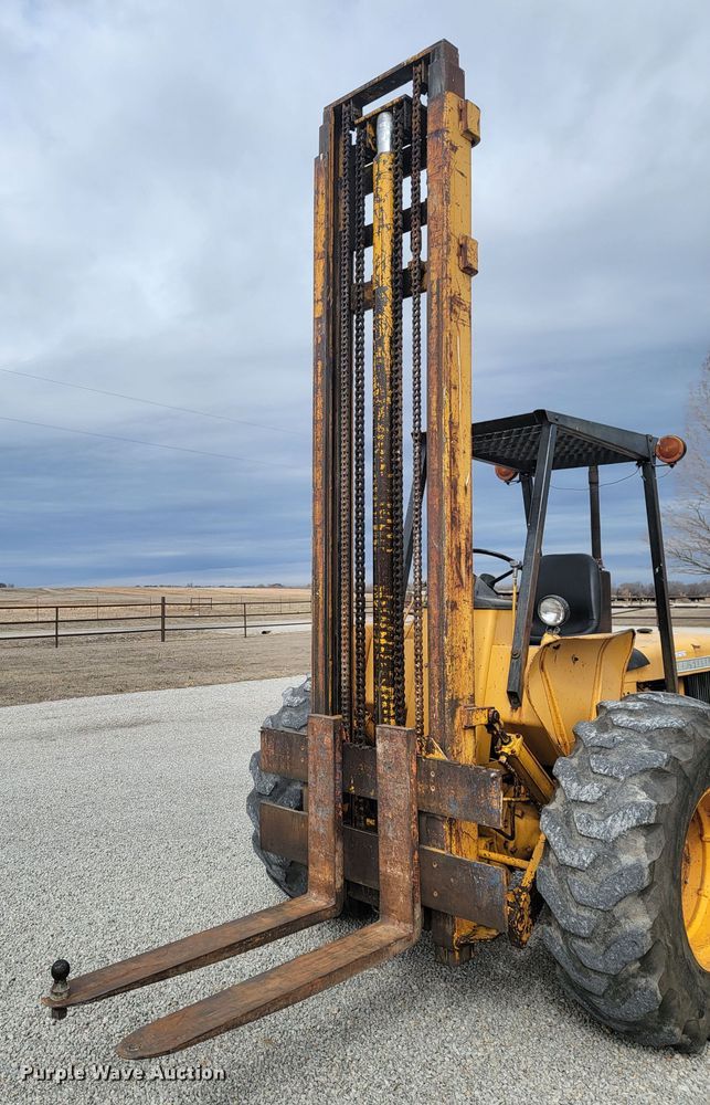 image for item HG9427 John Deere 380-D  forklift