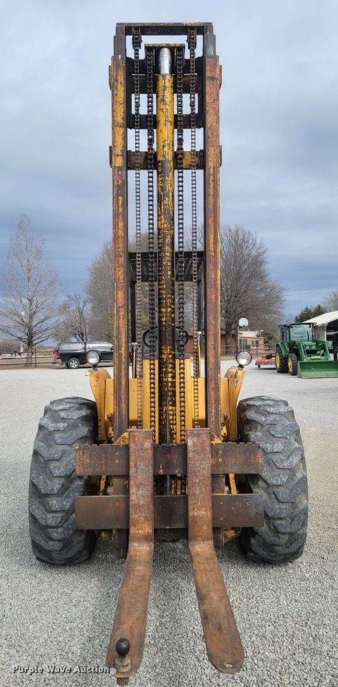 image for item HG9427 John Deere 380-D  forklift