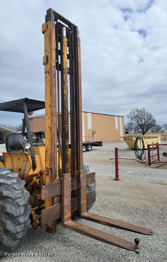 image for item HG9427 John Deere 380-D  forklift