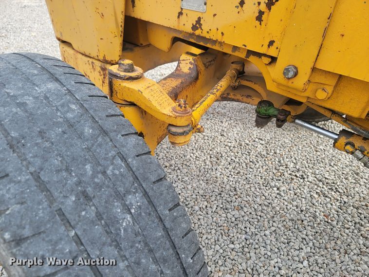 image for item HG9427 John Deere 380-D  forklift