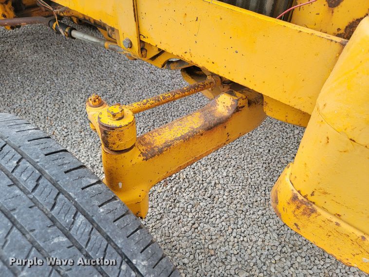 image for item HG9427 John Deere 380-D  forklift