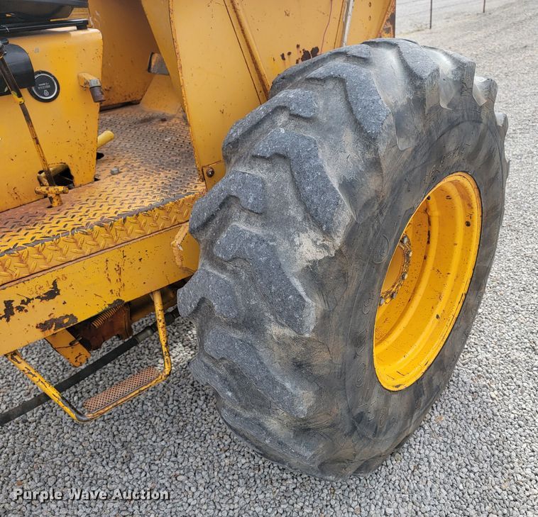 image for item HG9427 John Deere 380-D  forklift