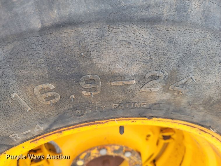 image for item HG9427 John Deere 380-D  forklift