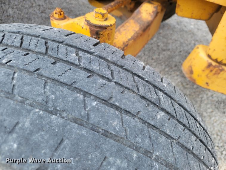 image for item HG9427 John Deere 380-D  forklift