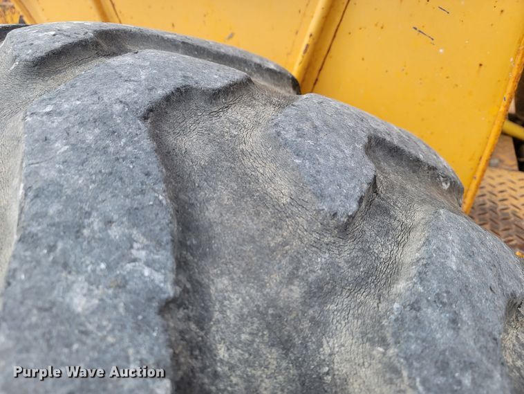 image for item HG9427 John Deere 380-D  forklift