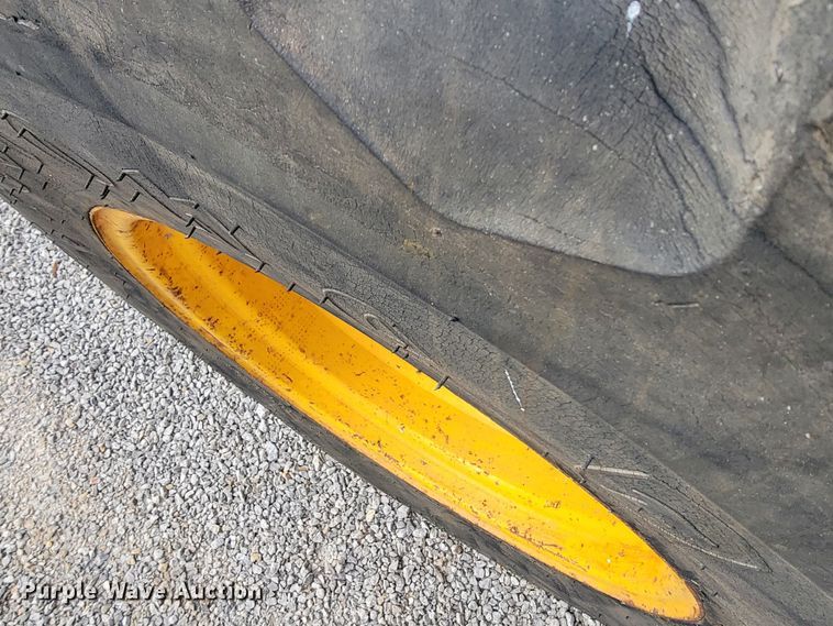 image for item HG9427 John Deere 380-D  forklift