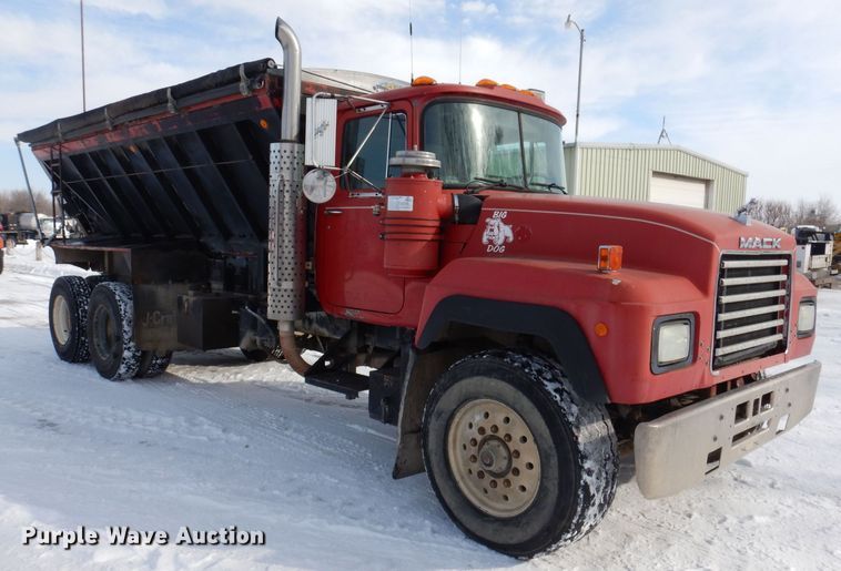 image for item IO9362 1995 Mack RD688S  pothole patcher truck