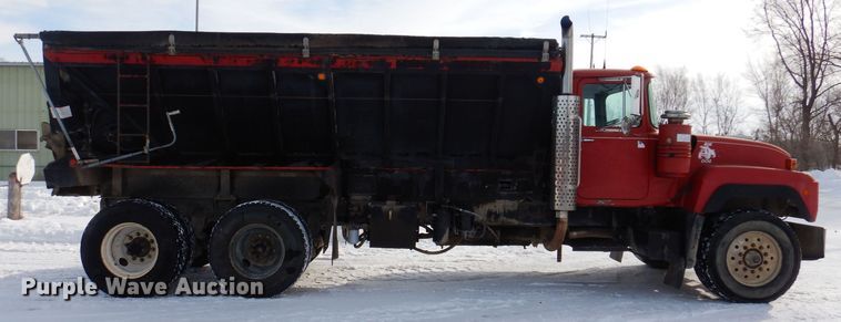 image for item IO9362 1995 Mack RD688S  pothole patcher truck