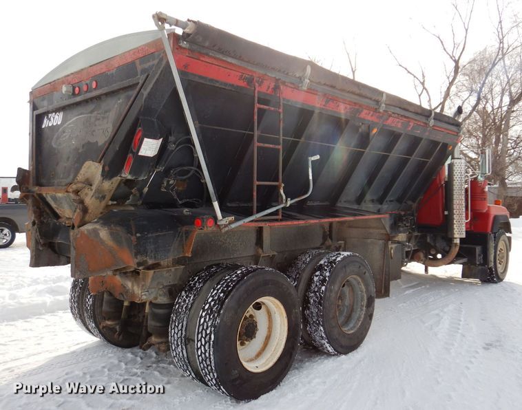 image for item IO9362 1995 Mack RD688S  pothole patcher truck