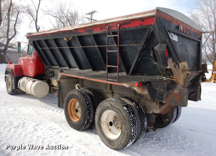 image for item IO9362 1995 Mack RD688S  pothole patcher truck