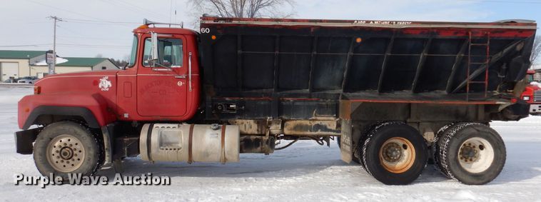 image for item IO9362 1995 Mack RD688S  pothole patcher truck