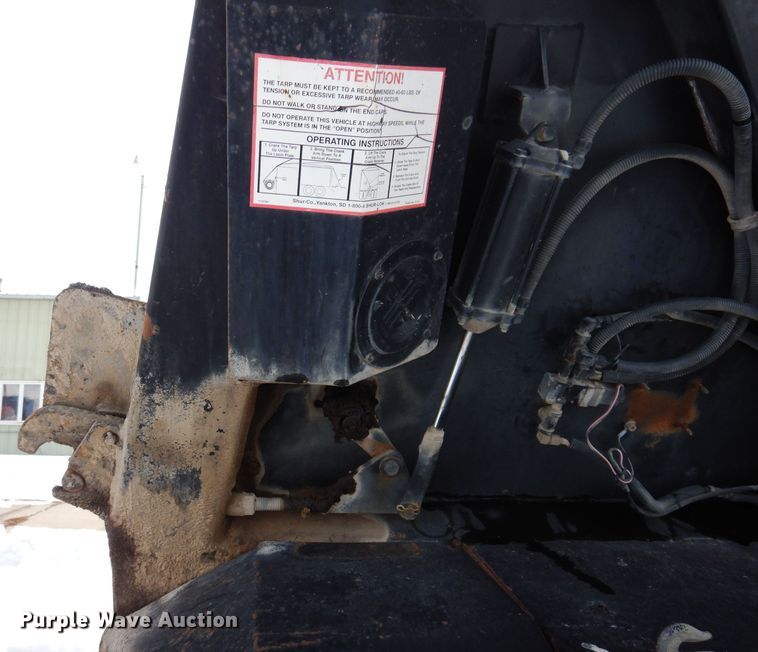 image for item IO9362 1995 Mack RD688S  pothole patcher truck