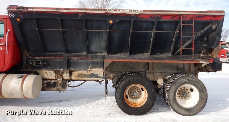 image for item IO9362 1995 Mack RD688S  pothole patcher truck