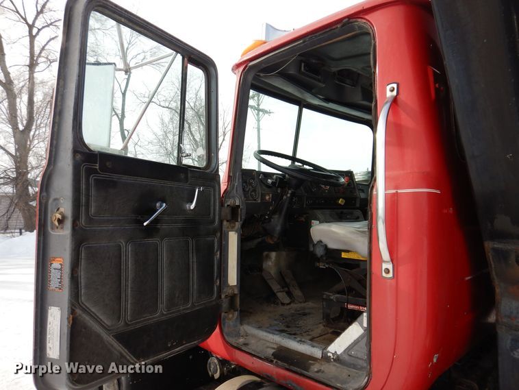 image for item IO9362 1995 Mack RD688S  pothole patcher truck