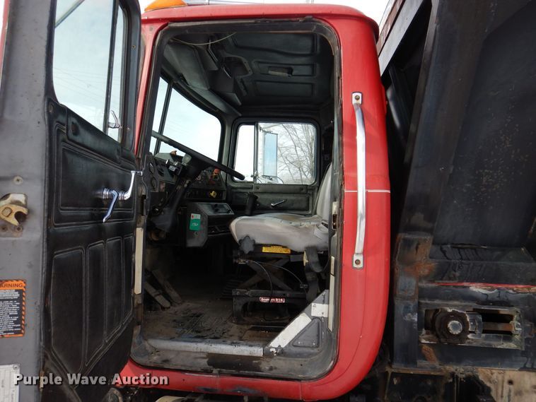 image for item IO9362 1995 Mack RD688S  pothole patcher truck