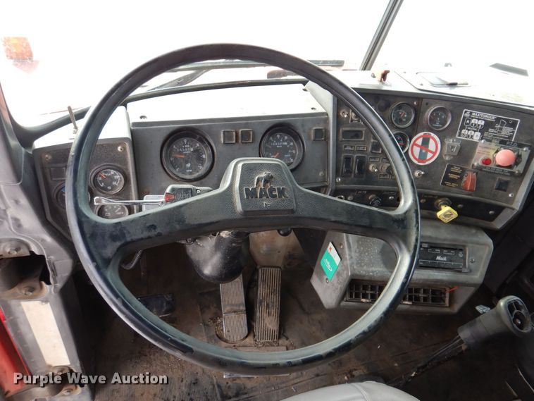 image for item IO9362 1995 Mack RD688S  pothole patcher truck